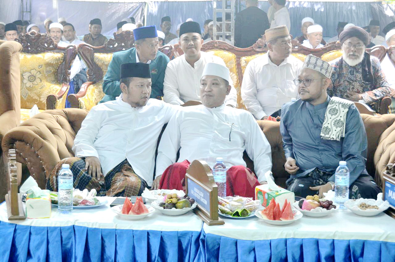 PASANGAN IDEAL: Paslon bupati dan wakil bupati Sampang nomor urut 2 bersama Pengasuh Ponpes Miftahul Ulum Karang Durin (kanan) saat haul masyayikh tahlil akbar 12 di Ponpes Karang Durin Senin (18/11).