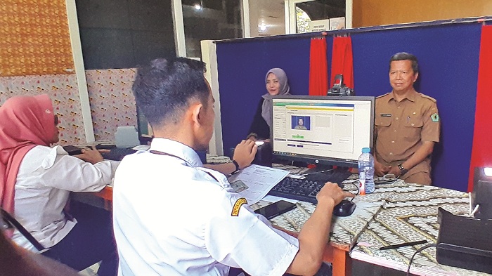 MELAYANI: Petugas Disdukcapil Pamekasan melakukan perekaman e-KTP di mal pelayanan publik, beberapa waktu lalu. (M. KHOLIL RAMLI/JPRM)