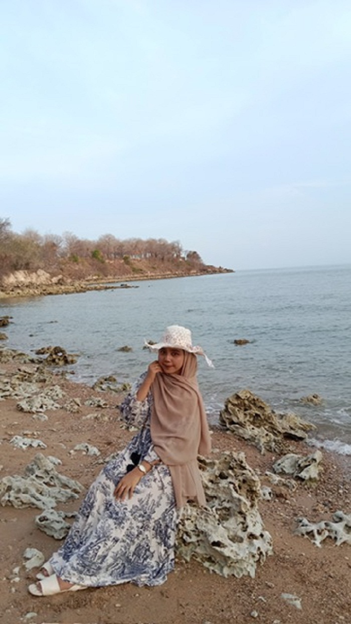 ELEGAN: Nurul Komariyah sangat percaya diri dengan baju pantai yang dikenakan di Pantai Padelegan, Kecamatan Pademawu, Sabtu (16/11). (AYU LATIFAH/JPRM)