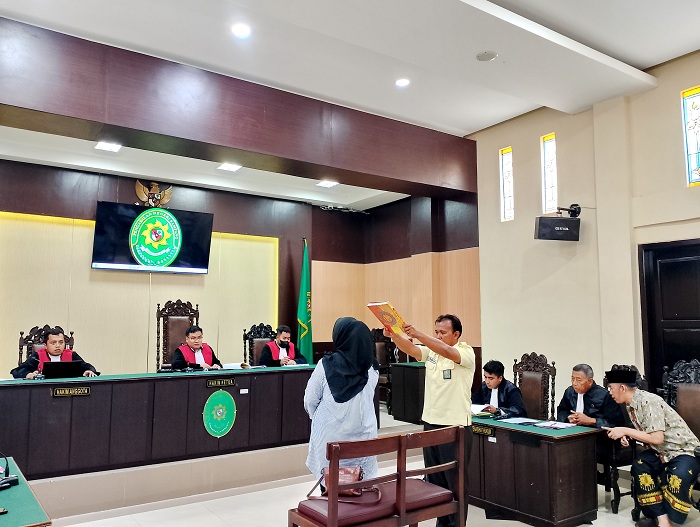 HUKUM: Saksi pelapor Aprilia Fitri Yasinta disumpah sebelum memberikan kesaksian dalam perkara dengan terdakwa Aulia Rohman di hadapan majelis hakim PN Sampang, Senin (25/11). UBAIDILLAHIR RAIE/JPRM