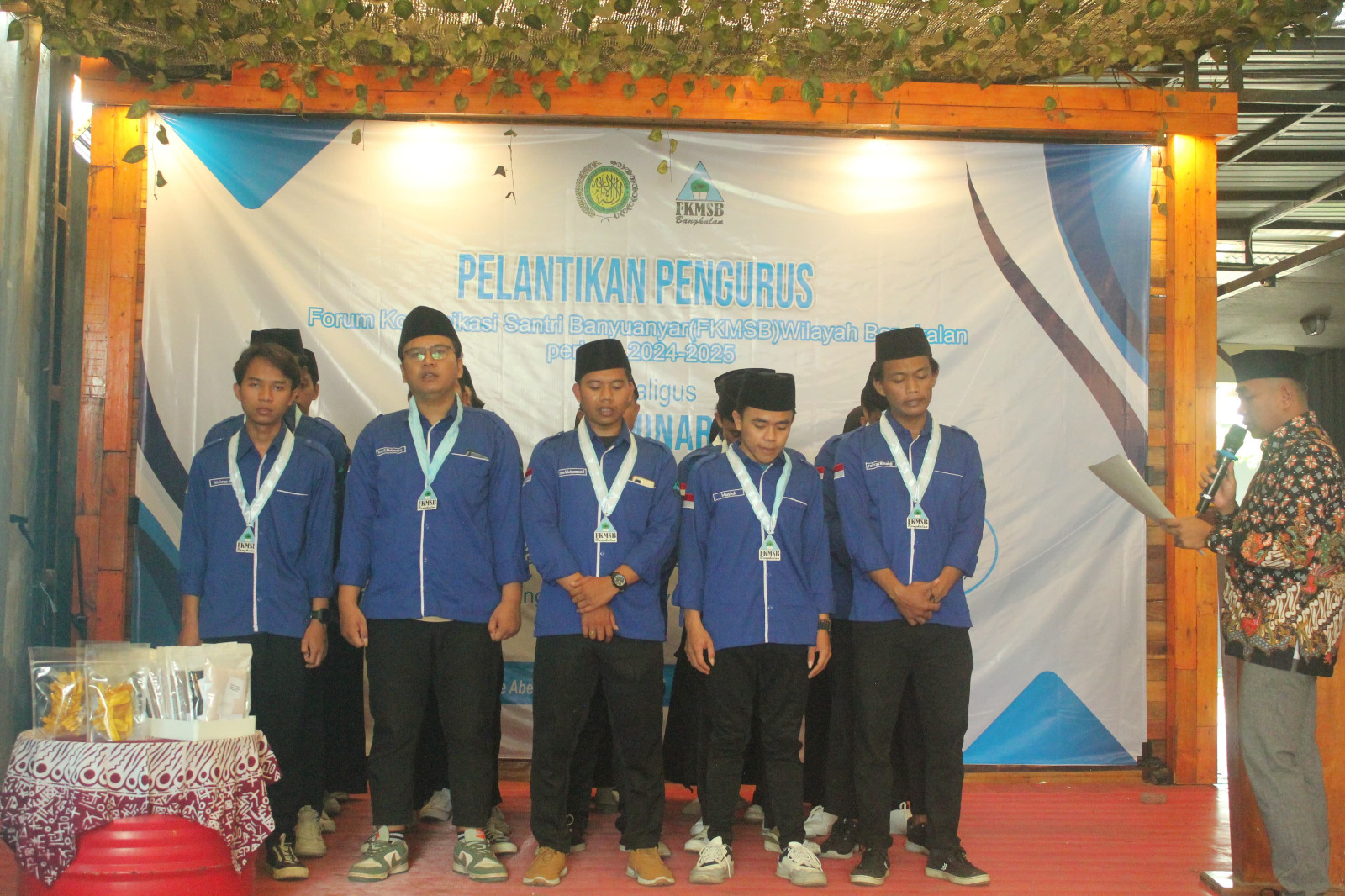 SIAP MEMGABDI: Pengurus FKMSB Bangkalan dilantik di Desa Telang, Kecamatan Kamal, Minggu (24/11). (FKMSB BANGKALAN UNTUK JPRM)