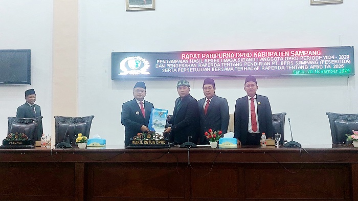 SAH: Pj Bupati Rudi Arifiyanto menyerahkan dokumen pendapat akhir bupati kepada Wakil Ketua DPRD Sampang Moh. Iqbal Fathoni (tengah) di gedung dewan Senin (25/11). (JUNAIDI PONDIYANTO/JPRM)