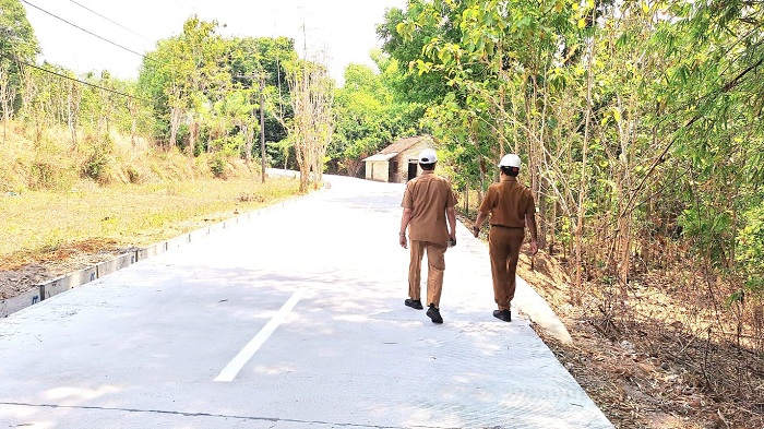 TUNTAS: Kepala DPUPR Sampang Mohammad Zis meninjau hasil pekerjaan peningkatan struktur Jalan Ketapang Timur&ndash;Pancor. (DPUPR SAMPANG UNTUK JPRM)