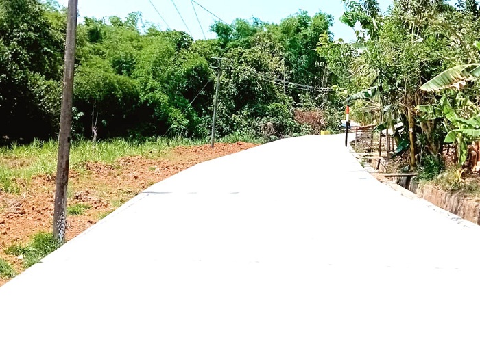BERMANFAAT: Kondisi Jalan Ketapang Timur&ndash;Pancor setelah diperbaiki menggunakan DAU Earmark 2024. (DPUPR SAMPANG UNTUK JPRM)