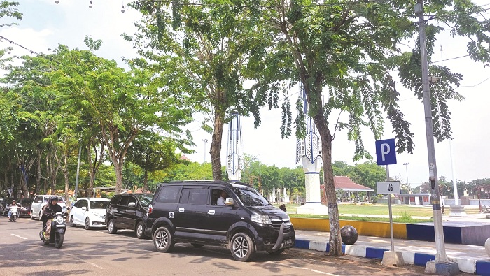 STAGNAN: Pengendara memarkir kendaraannya di area parkir Jalan Wijaya Kusuma, Sampang, Selasa (12/11). (JUNAIDI PONDIYANTO/JPRM)