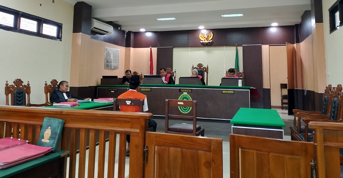 DIVONIS: Terdakwa Iksan Samsuri alias Iik bin H Tinjar saat mengikuti sidang putusan di PN Sampang, Selasa (26/11). (UBAIDILLAHIR RAIE/JPRM)