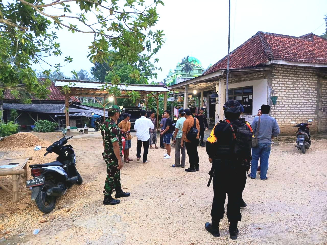 JADI ATENSI: Aparat kepolisian saat mengamankan kericuhan di Desa Gunung Rancak, Kecamatan Robatal, Sampang, Senin (25/11). (HUMAS POLRES UNTUK JPRM)