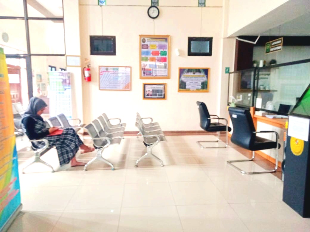 FASILITAS PUBLIK: Pengunjung duduk di ruang tunggu pelayanan Pengadilan Agama Bangkalan, Senin (25/11). (IMAMUDIN/JPRM)
