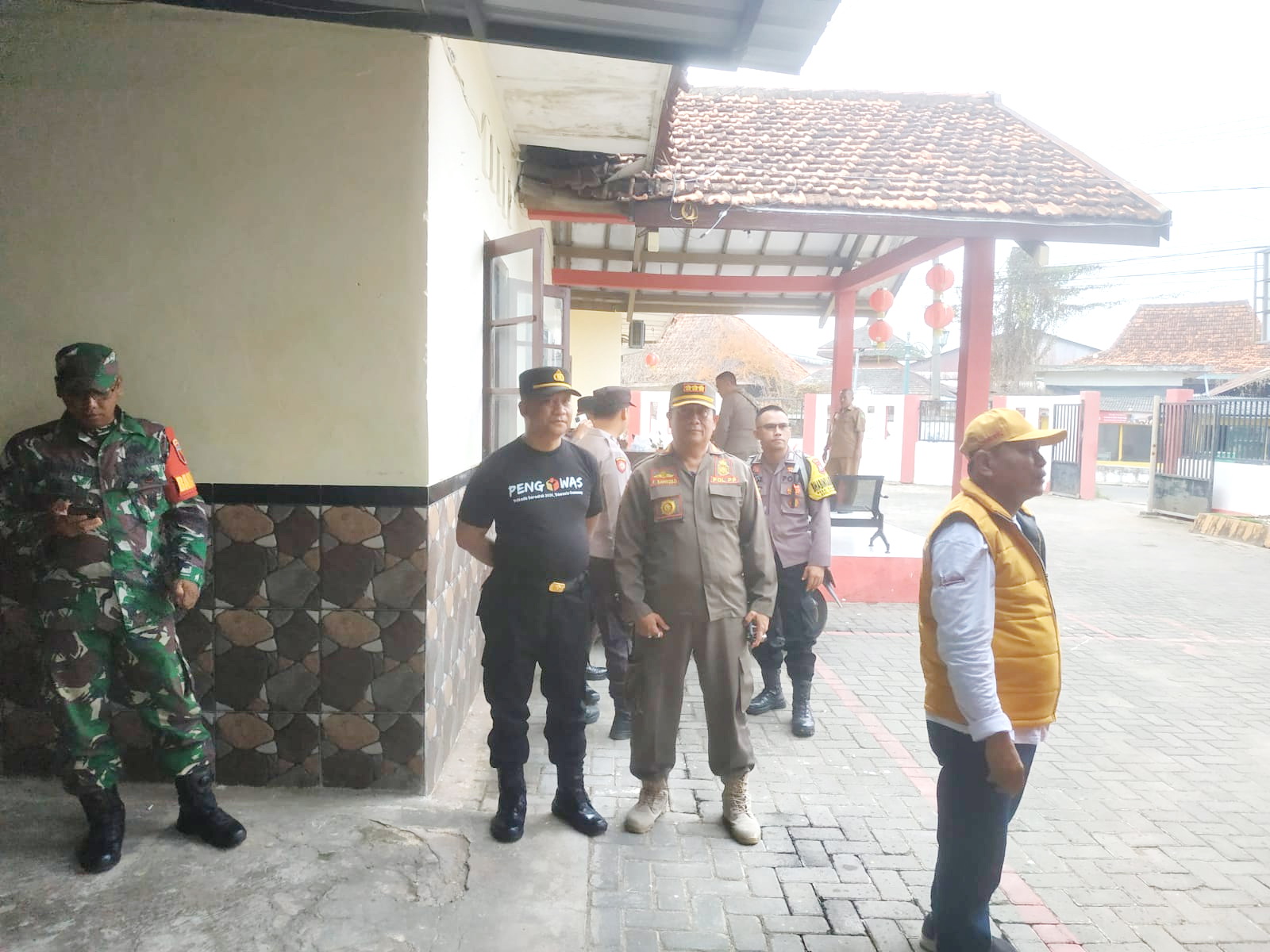 SIAGA: Tim Satpol PP Sumenep ikut mengawal pengiriman logistik ke PPS di wilayah Kecamatan Kalianget kemarin. (SATPOL PP SUMENEP)