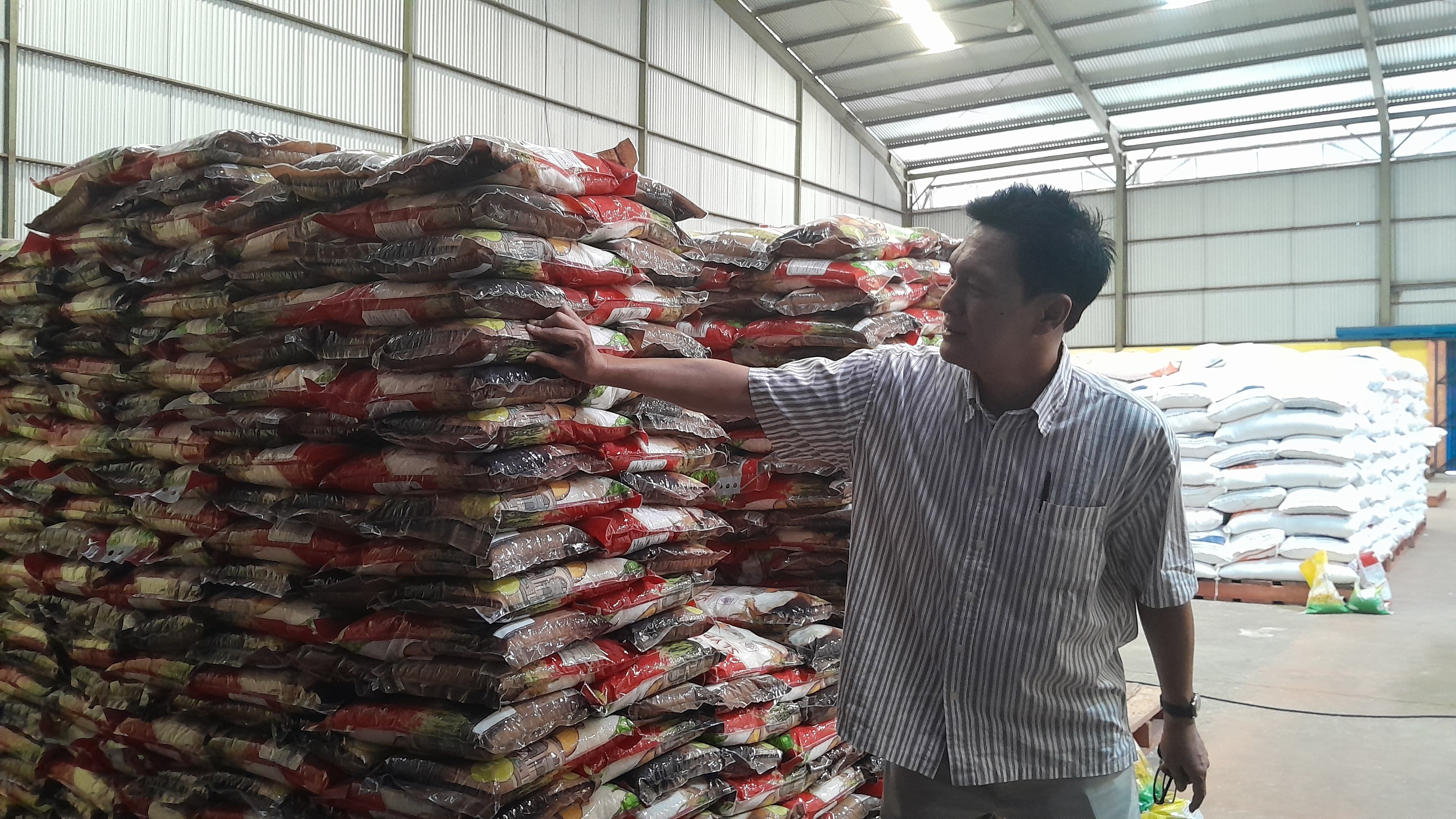 CEK STOK: Petugas mengontrol beras banpang di gudang Perum Bulog di Desa Larangan Tokol, Kecamatan Tlanakan, Pamekasan, Rabu (25/9). (KHOLIL RAMLI/JPRM)