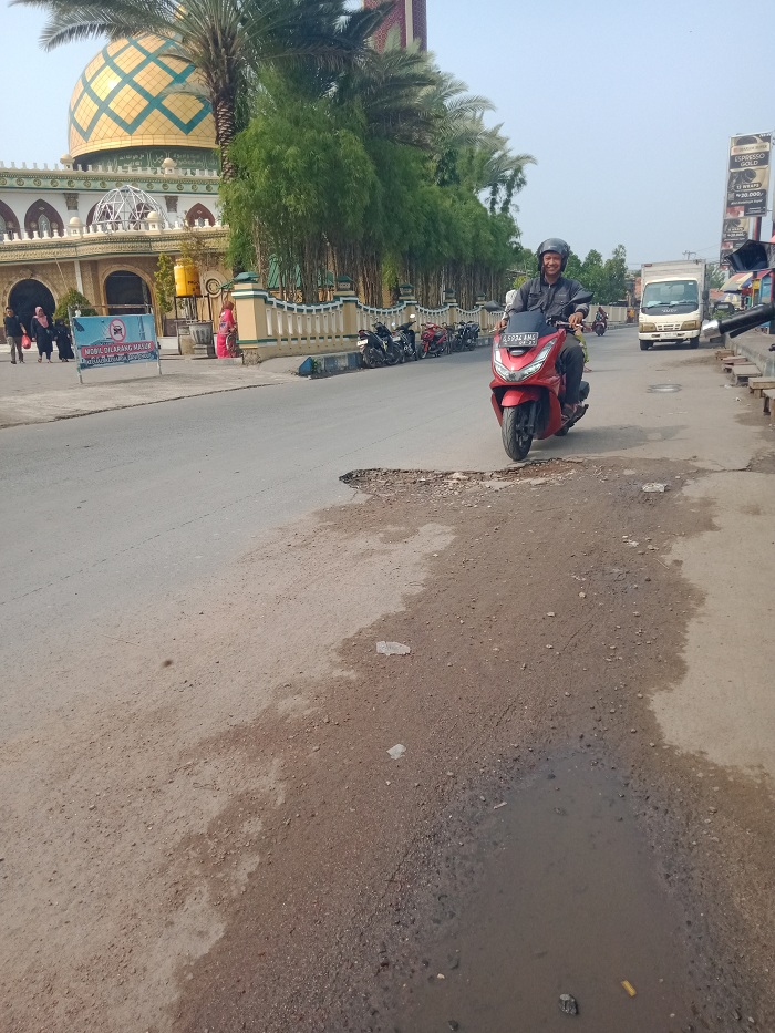 BERLUBANG:&nbsp; Pengendara melintas di Jalan Raya Martajasah, Kecamatan Kota Bangkalan, Sabtu (23/11). (IMAMUDIN/JPRM)