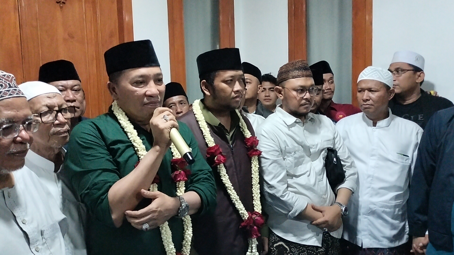 UNGGUL: Cabup dan Cawabup Sampang H Slamet Junaidi dan Ahmad Mahfudz memberikan keterangan dihadapan media dan ribuan masyarakat didampingi para kiai dan tokoh pada Rabu malam (27/11).