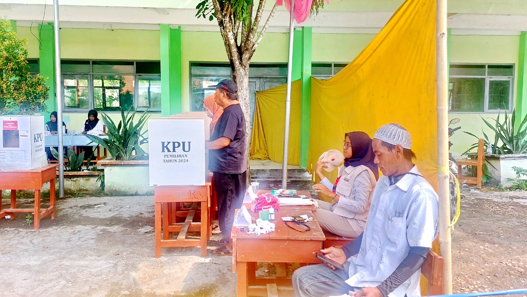 MEMILIH PEMIMPIN: Sejumlah warga mencoblos di TPS 09 Kelurahan Karang Dalem, Kecamatan Sampang, kemarin. (JUNAIDI PONDIYANTO/JPRM)