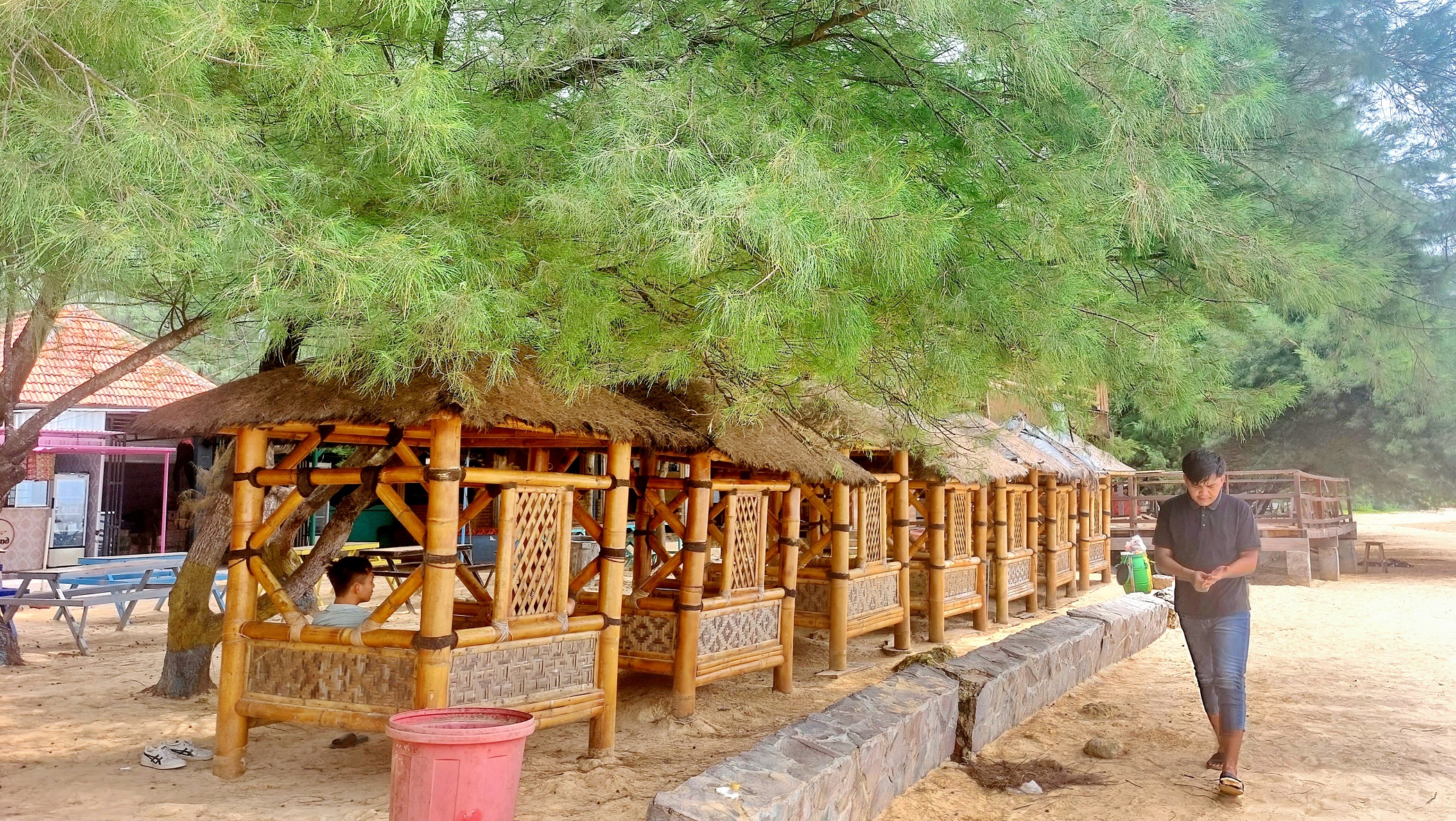 RINDANG: Pengunjung bersantai di area wisata Pantai Lon Malang, Desa Bira Tengah, Kecamatan Sokobanah, Rabu (17/4). (JUNAIDI PONDIYANTO/JPRM)