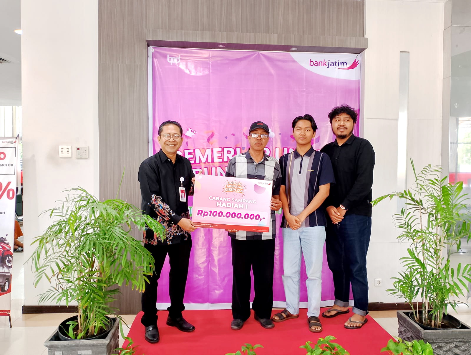 PEDULI: Pemimpin Cabang (Pimcab) Bank Jatim Sampang Didik Yanuardi saat memberikan hadiah terhadap nasabah Mursid&nbsp;di kantornya&nbsp;Kamis (28/11). (UBAIDILLAHIR RAIE/JPRM)