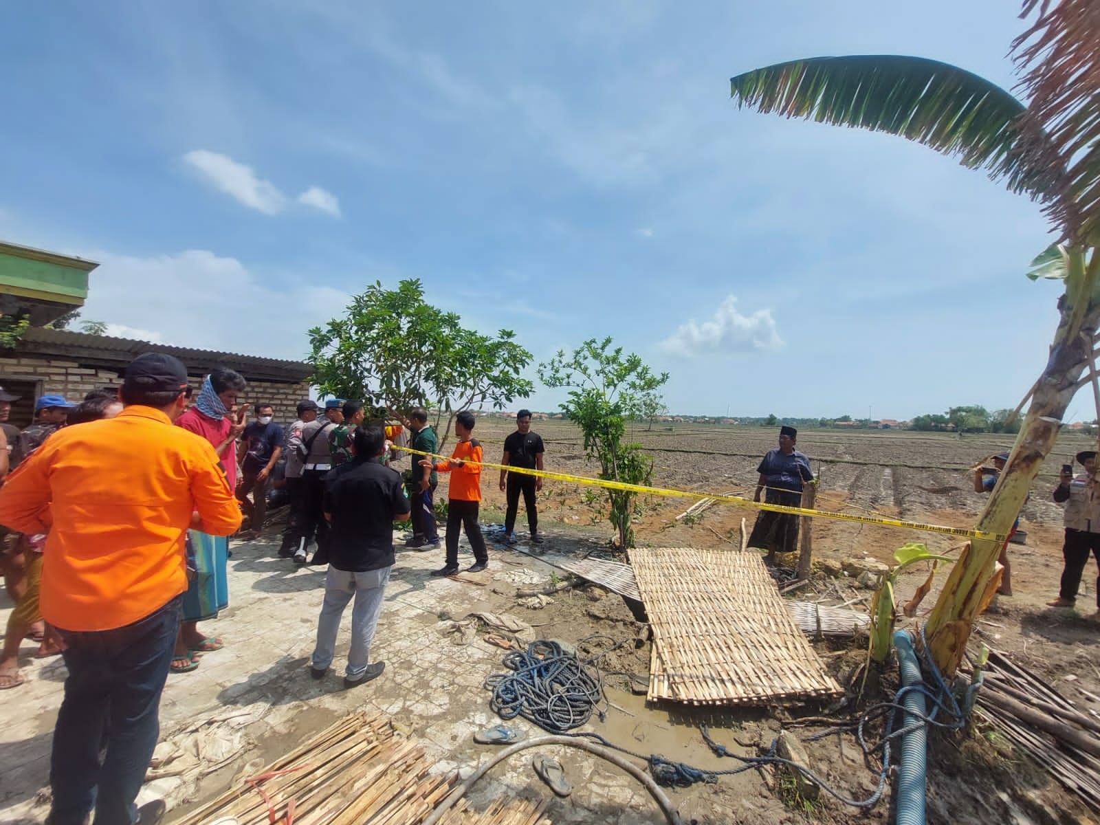 TEMPAT KEJADIAN PERKARA: Anggota TNI, Polri, dan BPBD mendatangi sumur yang menjadi sebab tewasnya lima warga Desa Jarin, Kecamatan Pademawu, Pamekasan, Kamis (28/11). (POLRES&nbsp;PAMEKASAN UNTUK JPRM)