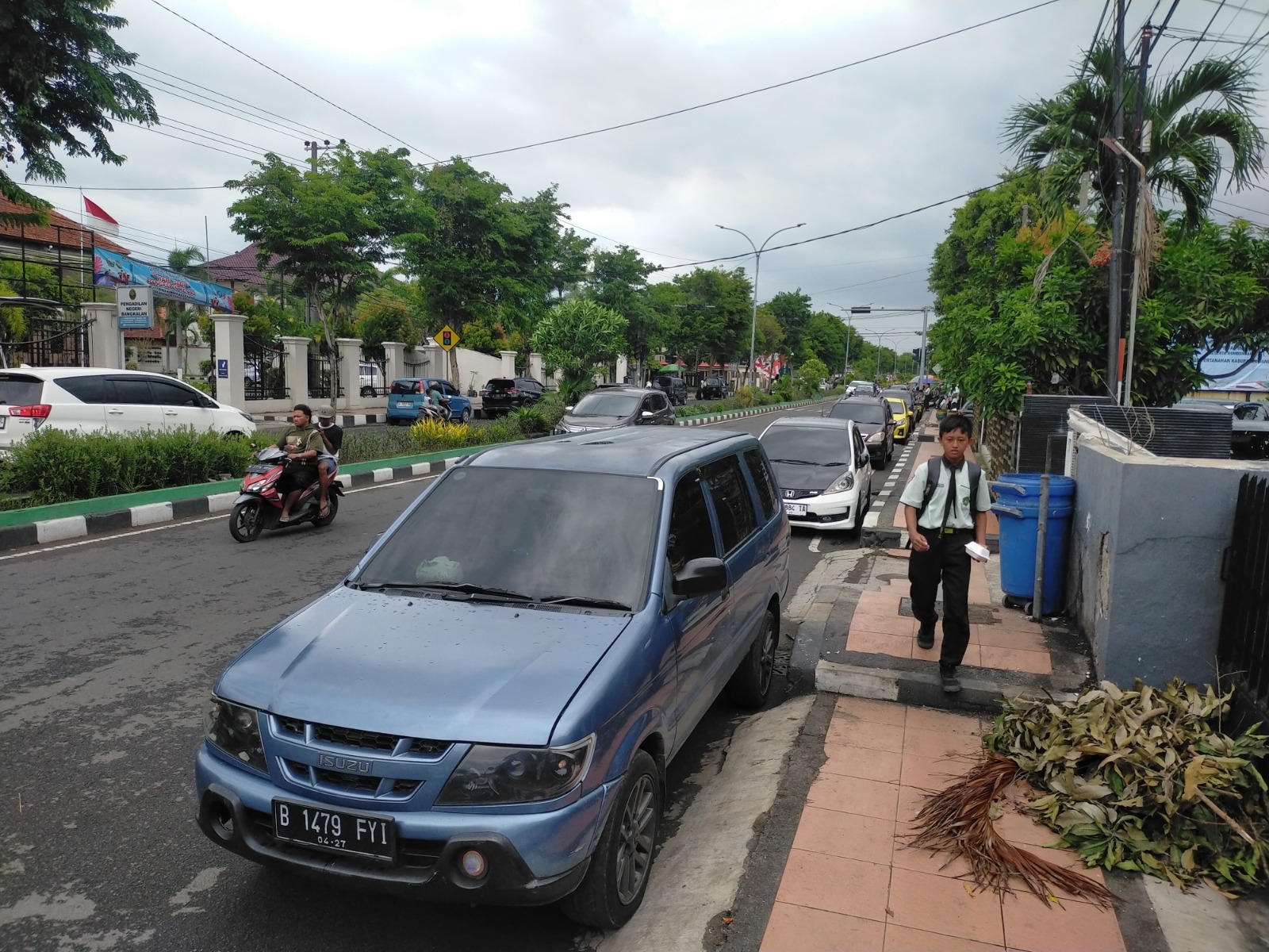 TIDAK TERTIB: Kendaraan diparkir bahu Jalan Soekarno&ndash;Hatta, Bangkalan, Kamis (29/11). (VIVIN AGUSTIN HARTONO/JPRM)