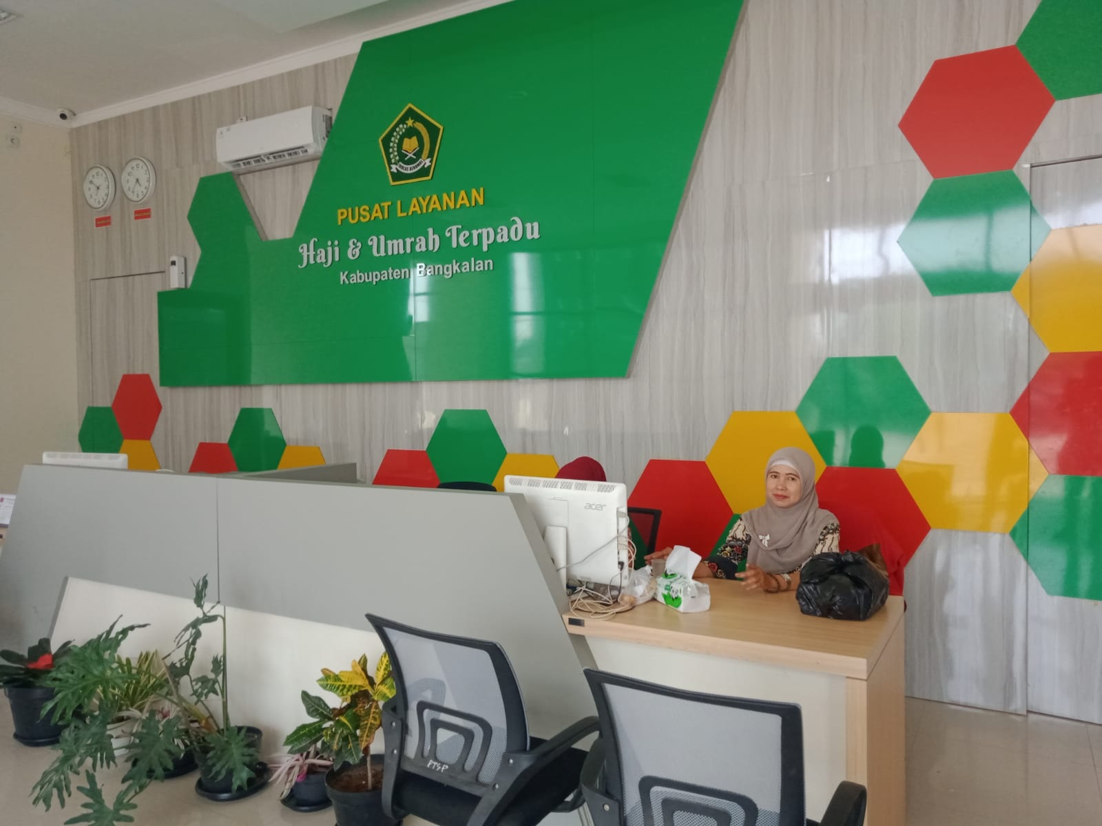 MELAYANI: Petugas berada di pusat pelayanan haji dan umrah di Kemenag Bangkalan, Kamis (18/11). (IMAMUDIN/JPRM)