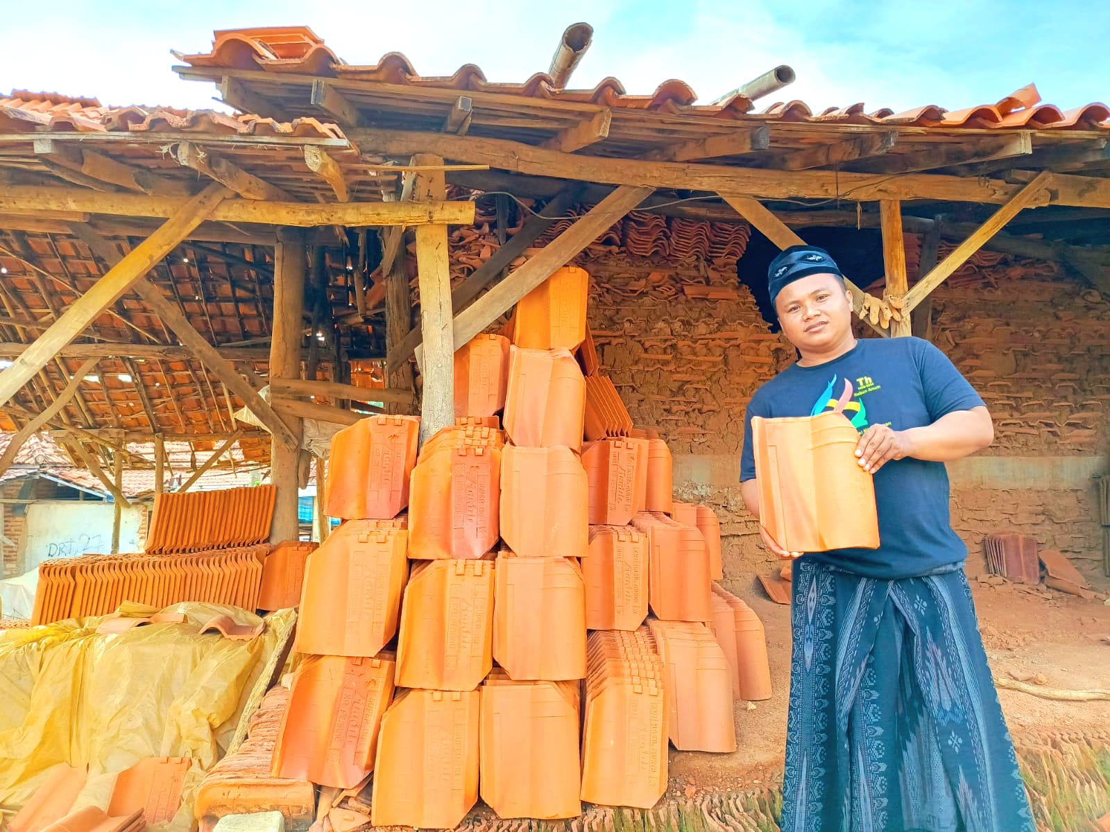 PRODUKTIF: Owner Gudang Genting Zahid menunjukkan produknya di Desa Tlambah, Kecamatan Karang Penang, Sampang, Sabtu (16/11). (ZAHID UNTUK JPRM)