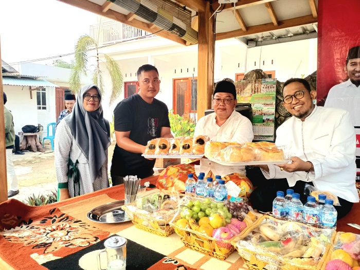 KREATIF: Pengusaha roti Agus Fainal Arifin (dua kiri) menunjukkan roti hasil produksinya bersama Bupati Sumenep Achmad Fauzi Wongsojudo di Desa Arjasa, Kecamatan Arjasa, Pulau Kangean, Kamis (14/11).