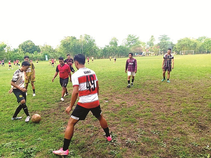 PENUH SEMANGAT: Pemain PSG Gulbung latihan di Lapangan Krampon, Sampang, beberapa waktu lalu. (PSG GULBUNG UNTUK JPRM)
