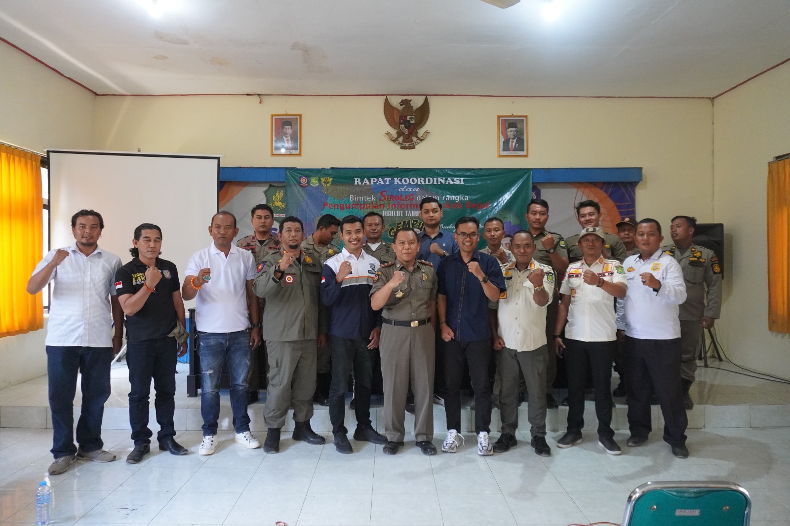 SUKSES: Satpol PP Sumenep beserta jajaran lainnya berfoto bersama seusai melaksanakan bimtek Siroleg di kantornya pada Rabu (9/10). (DISKOMINFO SUMENEP)