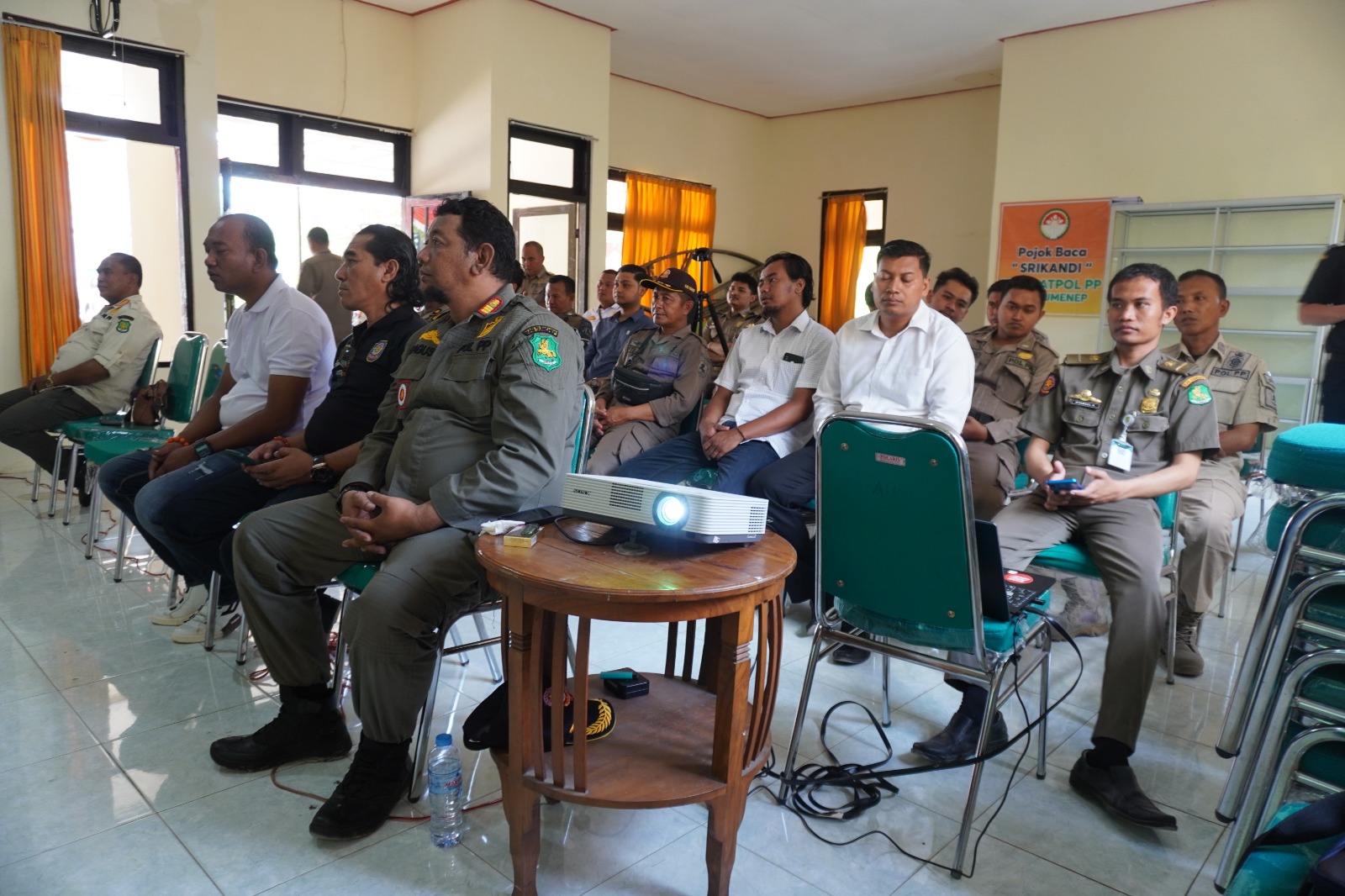 MENYIMAK: Anggota Satpol PP Sumenep mengikuti bimtek Siroleg di kantornya pada Rabu (9/10). (DISKOMINFO SUMENEP UNTUK JPRM)