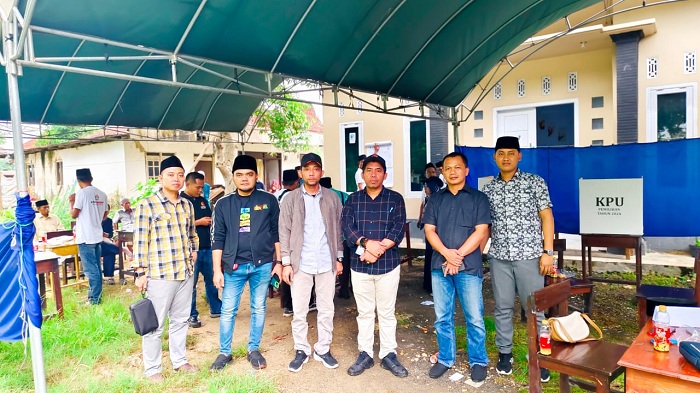 KONDUSIF: Dari kiri, Mukhlis Imam, Moh. Rusydi Zain ZA, Nurussyamsi, Miftahur Rozaq, Achmad Subaidi, Abdul Aziz meninjau pelaksanaan PSU di Desa Batuampar, Guluk-Guluk, Sumenep, Minggu (1/12).