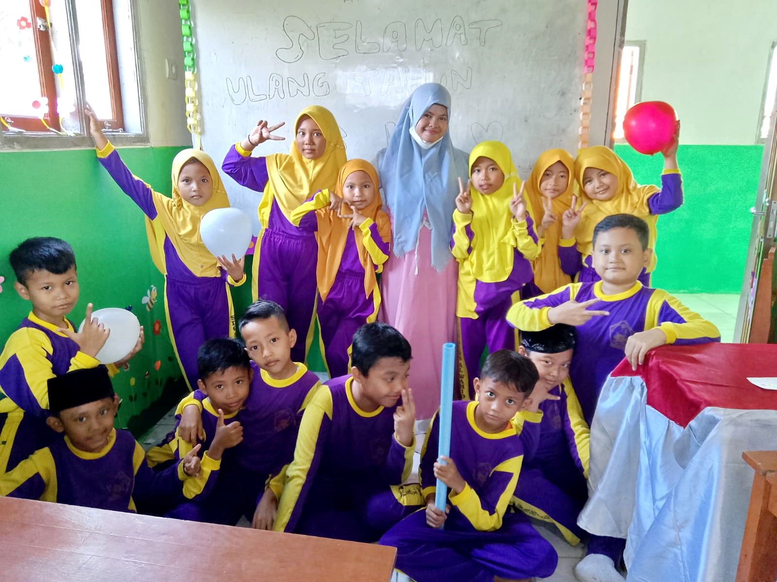 MENGABDI: Ira Deviana bersama siswa di SDQ Plus Al Wahid, Kelurahan Bugih, Kecamatan Pamekasan, beberapa waktu lalu. (IRA DEVIANA UNTUK JPRM)