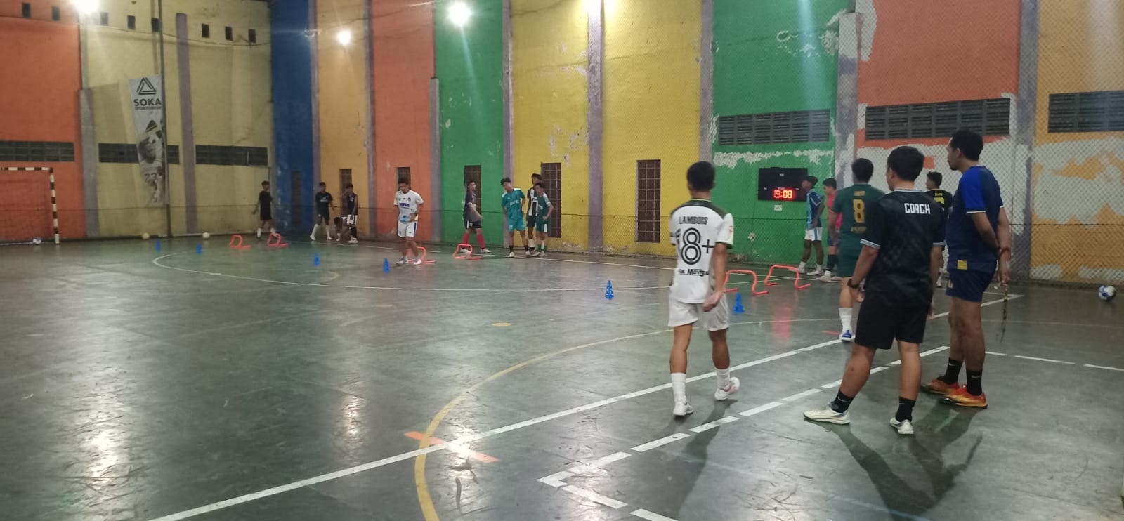 TIM BANGKALAN: Pemain futsal Bangkalan berlatih menjelang Kejurprov Jatim di Lapangan Futsal Soka Sportorium, Jumat (29/11). (AFKAB UNTUK JPRM)
