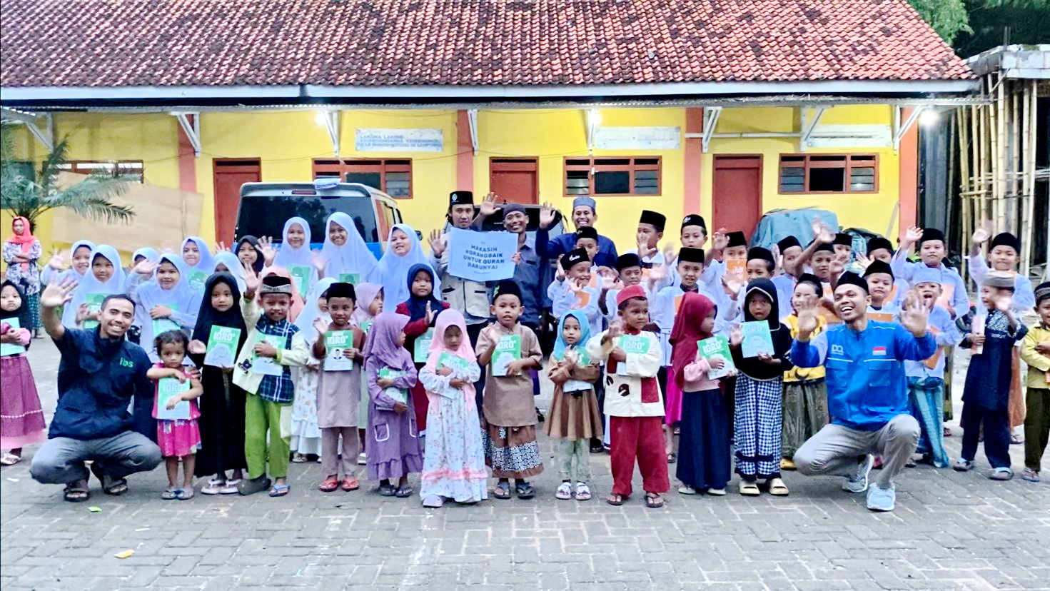 BERMANFAAT: Tim penyalur 1.000 Al-Quran berfoto bersama dengan santri Raudlatul Ulum, Desa Sendir, Kecamatan Lenteng, Sumenep. (PGMNI JATIM UNTUK JPRM)