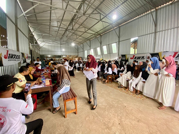 TERTIB: Pekerja mengantre BLT DBHCHT di gudang CV Jawara Internasional Djaya, Senin (2/12). (MOH. IQBAL AFGANI/JPRM)