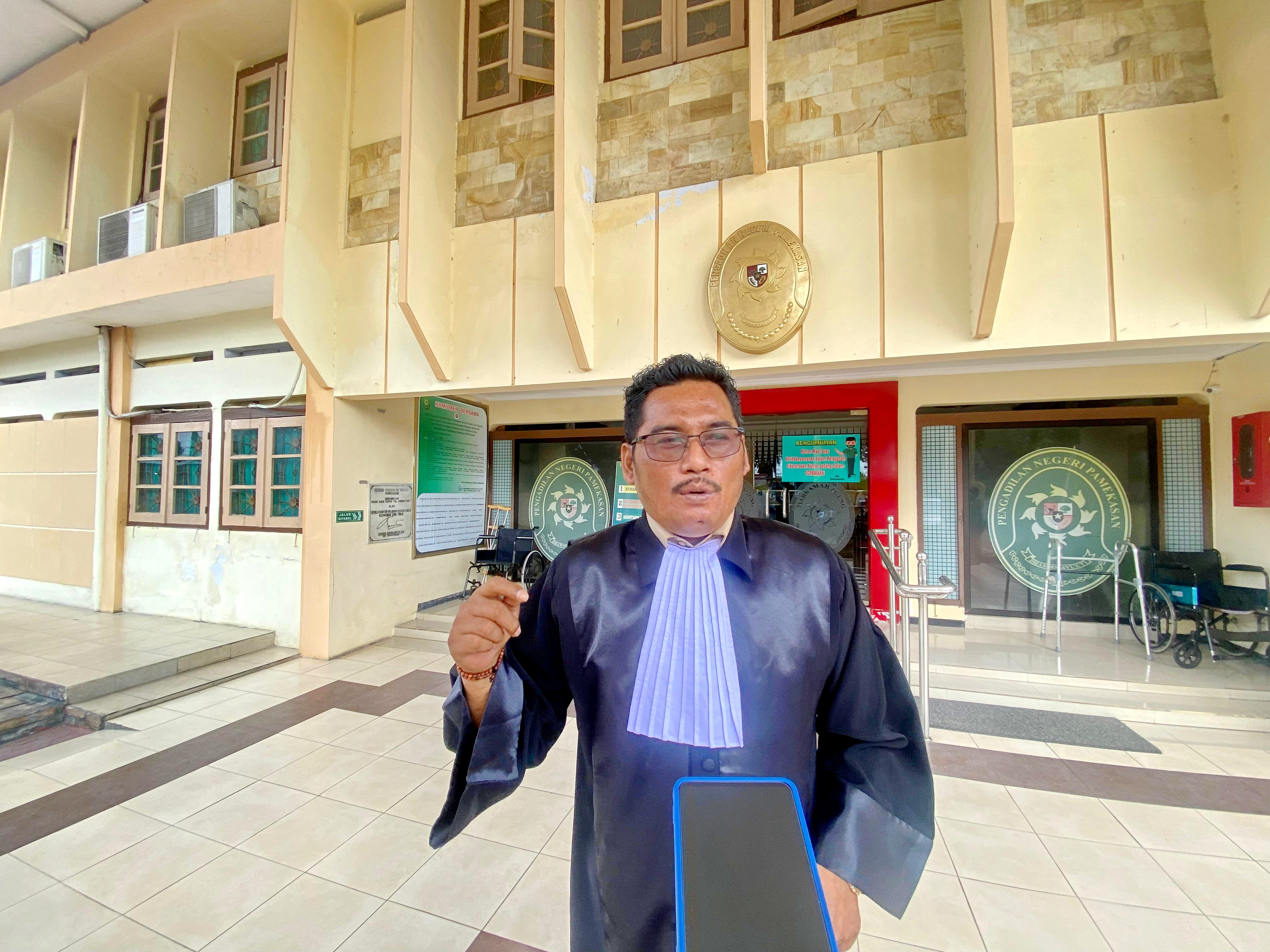 SERIUS: Ach. Suhairi selaku pengacara pemilik tempat karaoke Hotel Putri Lina Istiatuti saat ditemui di PN Pamekasan, Kamis (7/11). (MOH. IQBAL AFGANI/JPRM)