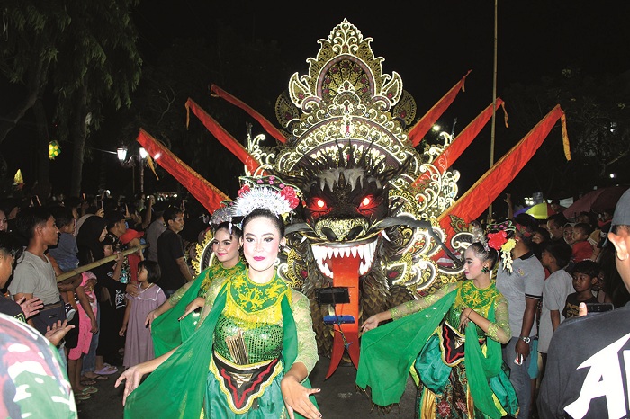 TRADISIONAL: Penari dan Gong Mania tampil pada acara parade musik tongtong dalam rangka peringatan Bulan Bung Karno di Jalan Jenderal Panglima Sudirman, Sumenep, Sabtu (10/6/2023).