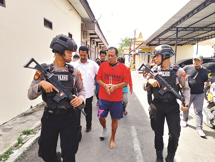 DITANGKAP: Tersangka Farhan digiring petugas menuju lokasi konferensi pers Polres Sampang Selasa (3/12). (UBAIDILLAHIR RA&rsquo;IE/JPRM)