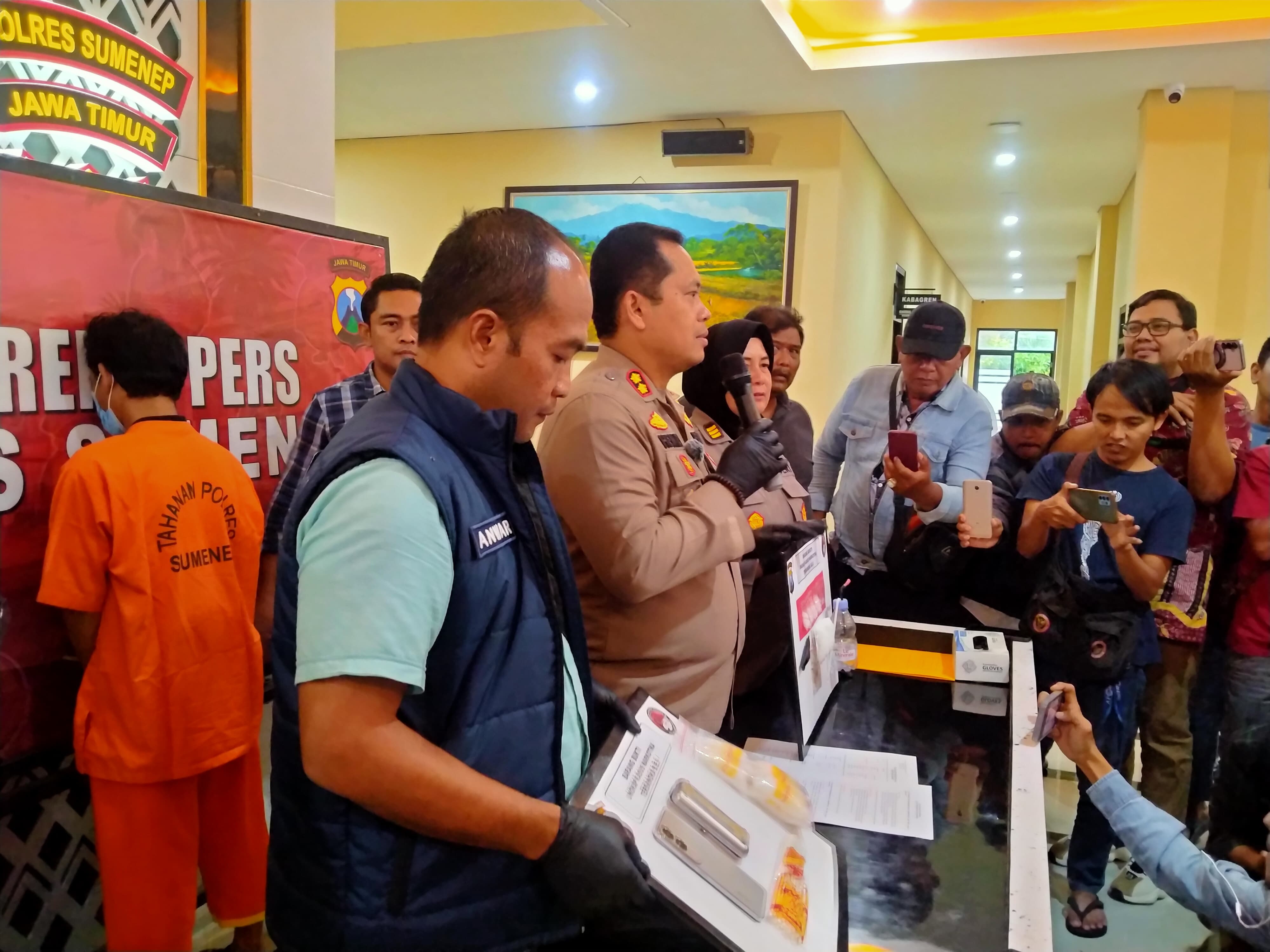 TAK BERKUTIK: Kapolres Sumenep AKBP Henri Noveri Santoso memimpin ungkap kasus narkoba yang menyeret anggota DPRD BEI didampingi Kasatnarkoba Anwar Subagyo dan Plt Kasihumas Widiarti S di mapolres.