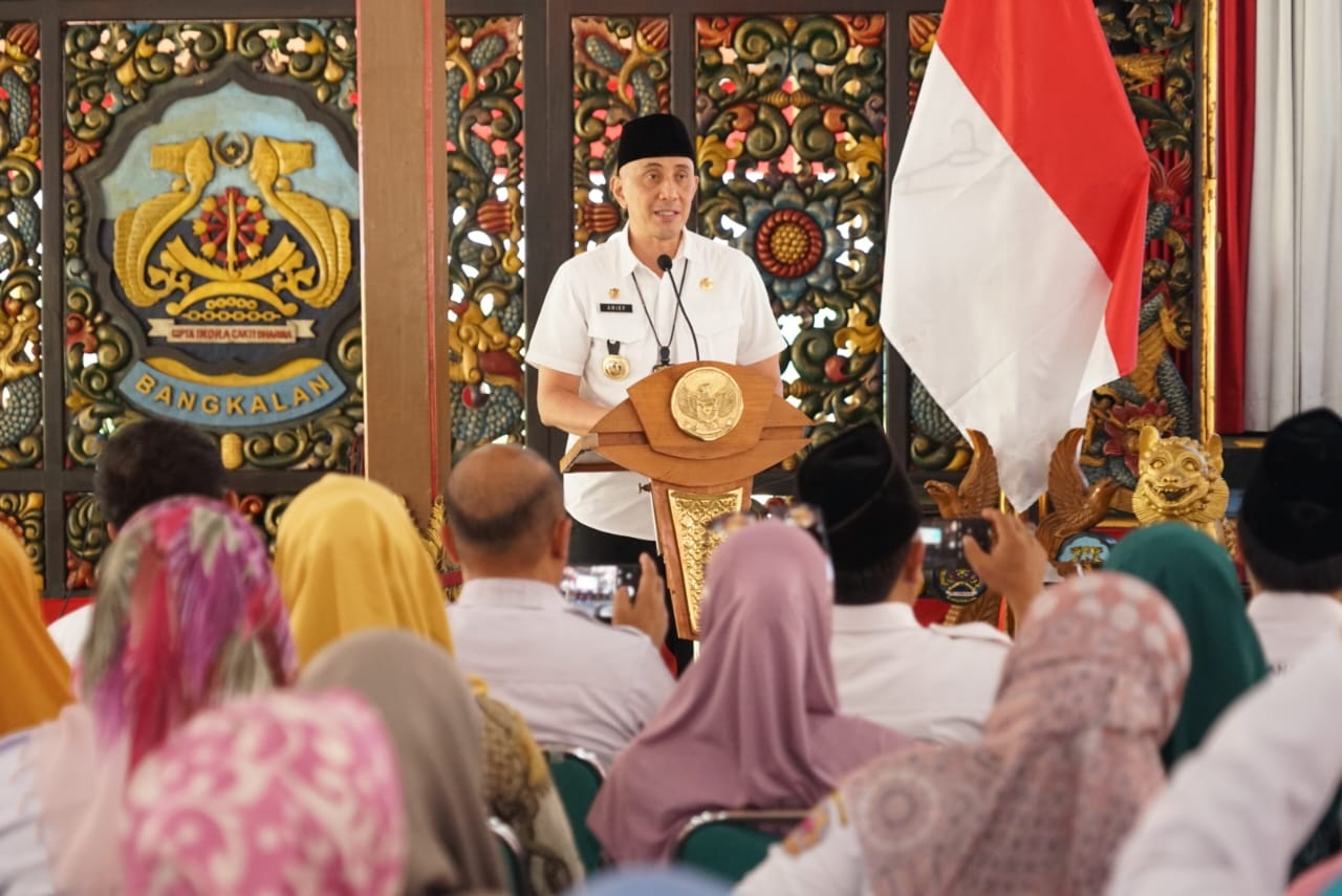 VISIONER: Pj Bupati Bangkalan Arief M. Edie memberikan pengarahan saat kegiatan diseminasi AKS di Pendopo Agung kemarin. (PROKOPIM UNTUK JPRM)
