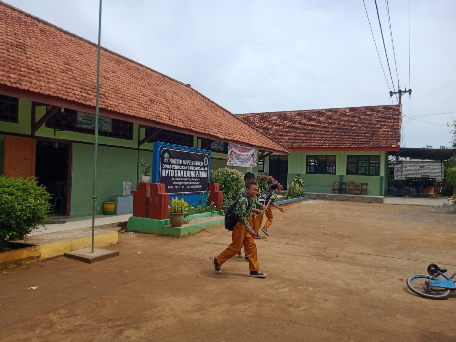 ANTUSIAS: Sejumlah siswa berada di halaman SDN Ujung Piring, Bangkalan, kemarin. (IMAMUDIN/JPRM)