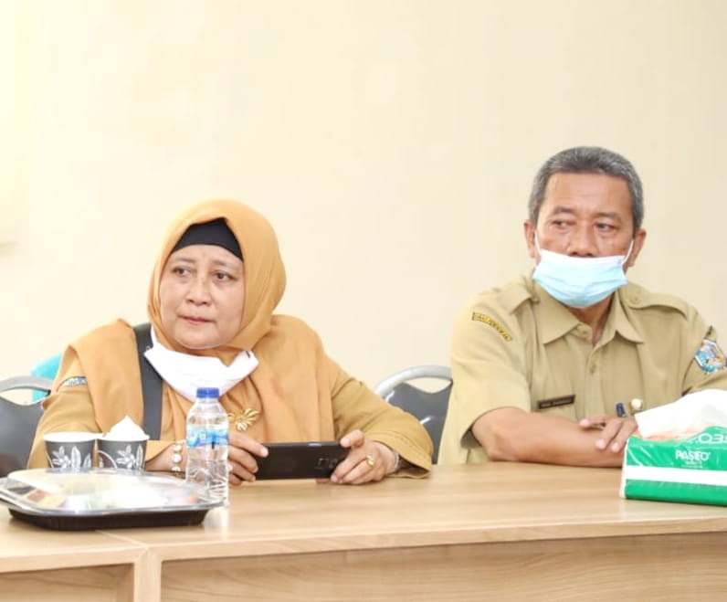 KOMPAK: Kepala SMAN 2 Sampang Lely Herawati dan Kepala SMAN 1 Kedungdung Sulaiman mendukung Masudi Hadiwijaya agar meraih Madura Awards 2024. (LELY HERAWATI UNTUK JPRM)