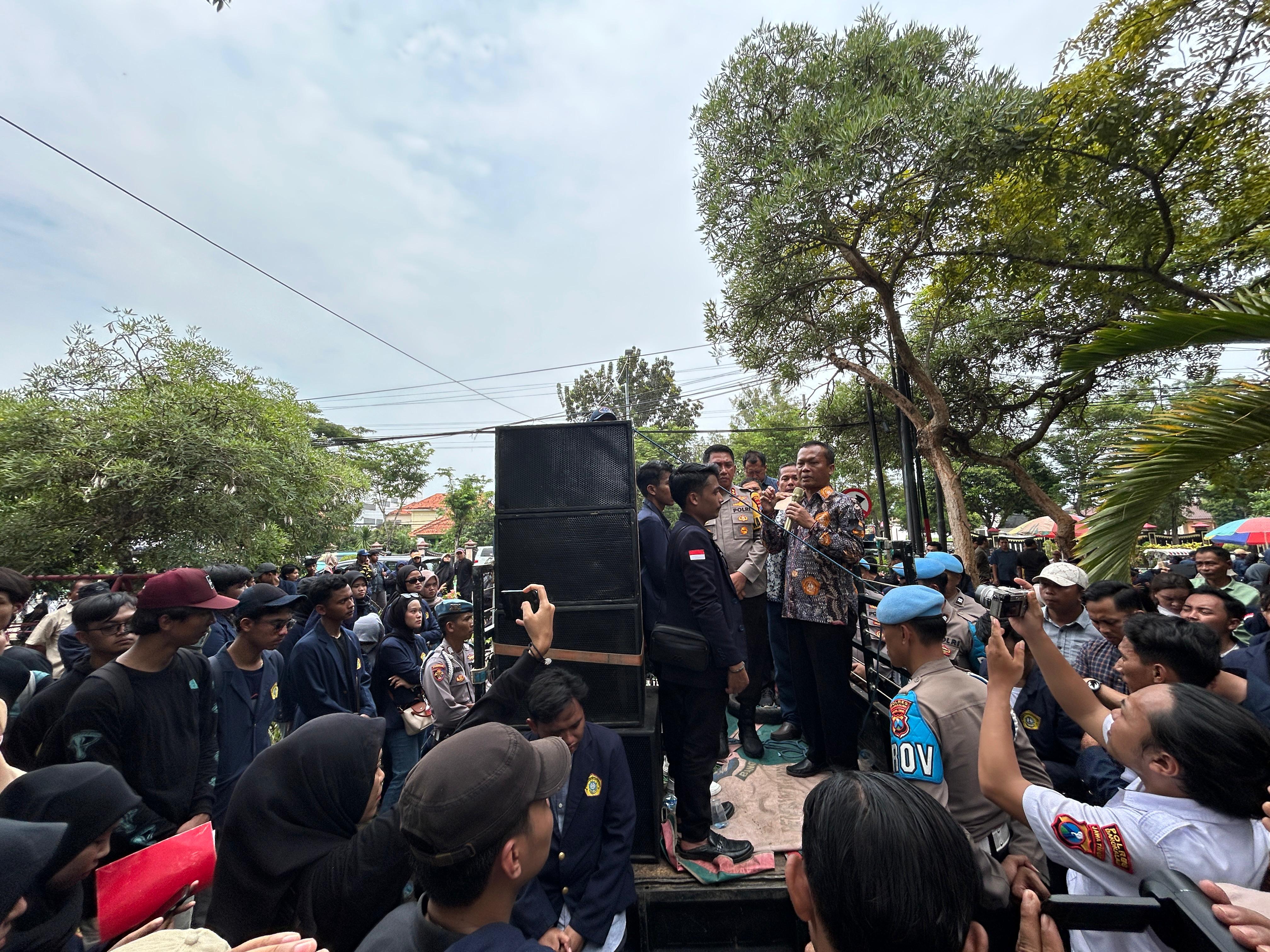 TURUN LANGSUNG: Rektor Universitas Trunojoyo Madura Safi&rsquo; didampingi Kapolres Bangkalan AKBP Febri Isman Jaya berorasi di atas kendaraan dalam demo bersama mahasiswa di mapolres. (VIVIN AGUSTIN/JPRM)