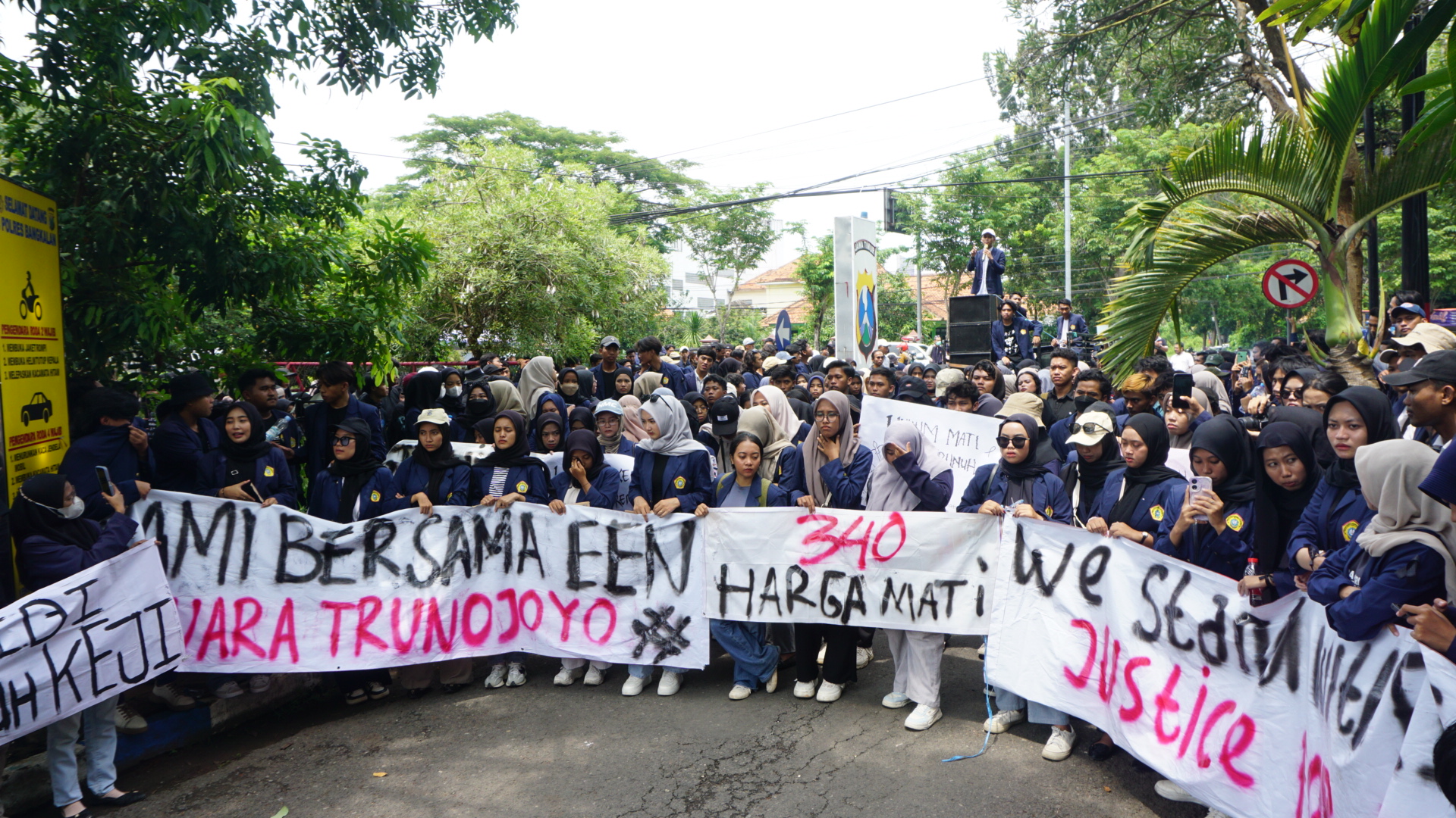 MENCARI KEADILAN: Ratusan mahasiswa Universitas Trunojoyo Madura berunjuk rasa di depan Mapolres Bangkalan, Kamis (5/12). (VIVIN AGUSTIN HARTONO/JPRM)