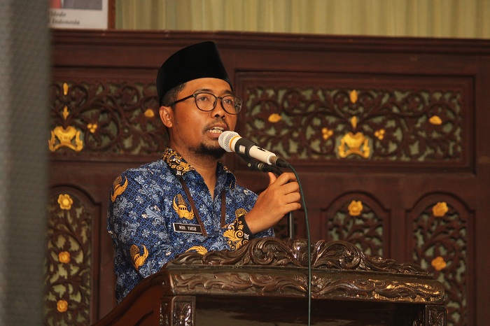 BERWIBAWA: Kepala Dispendik Bangkalan Mohammad Yakub menyampaikan sambutan pembukaan Pelatihan Guru Menulis di Gedung PKPRI, Selasa (1/10). (VIVIN AGUSTIN HARTONO/JPRM)
