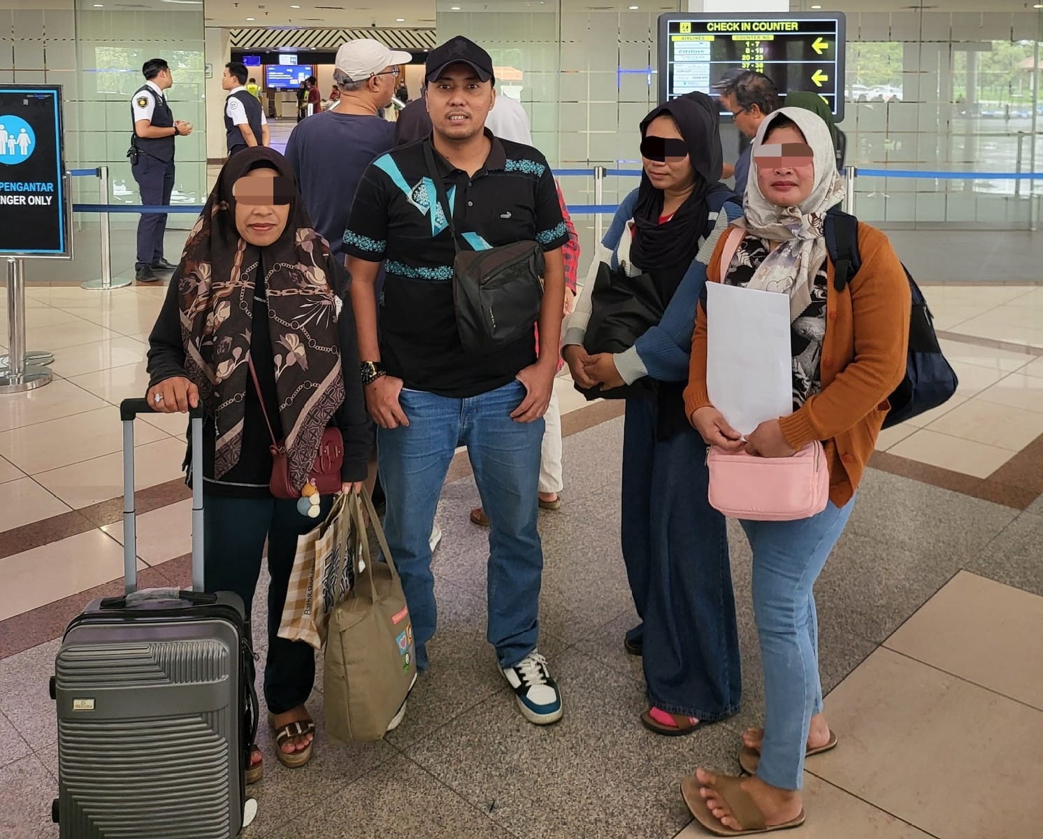PULANG KAMPUNG: Tiga korban TPPO diantarkan anggota Polres Sampang ke Bandara Juanda untuk pulang ke kampung halaman di Kabupaten Lombok Tengah, Nusa Tenggara Barat, Selasa (3/12). (HUMAS POLRES)