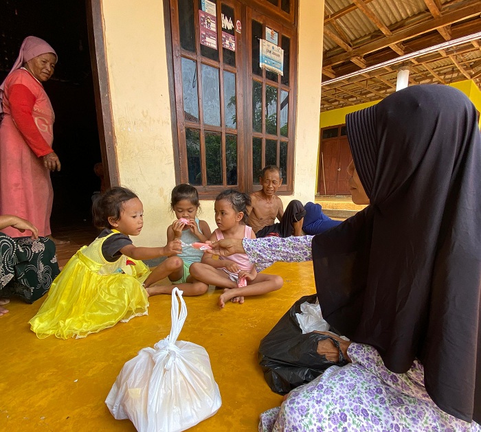 SEHAT: Seorang ibu memberikan makanan kepada anaknya di Desa Tlontoraja, Kecamatan Pasean, beberapa waktu lalu. (AYU LATIFAH/JPRM)