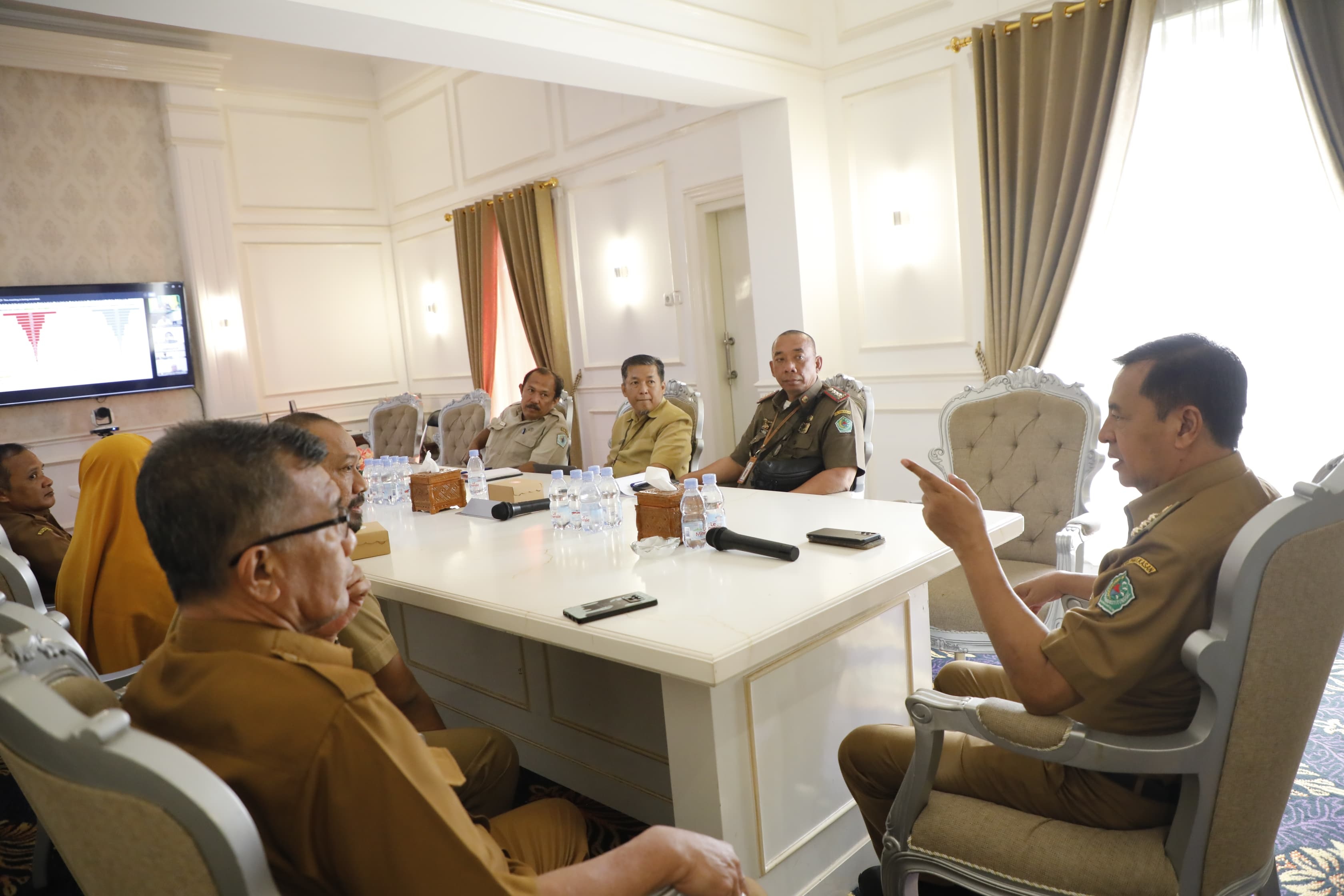 SERIUS: Pj Bupati Pamekasan Masrukin mengikuti Zoom Meeting inflasi daerah bersama Kemendagri di Peringgitan Dalam, Senin (14/10). (PROKOPIM PAMEKASAN UNTUK JPRM)