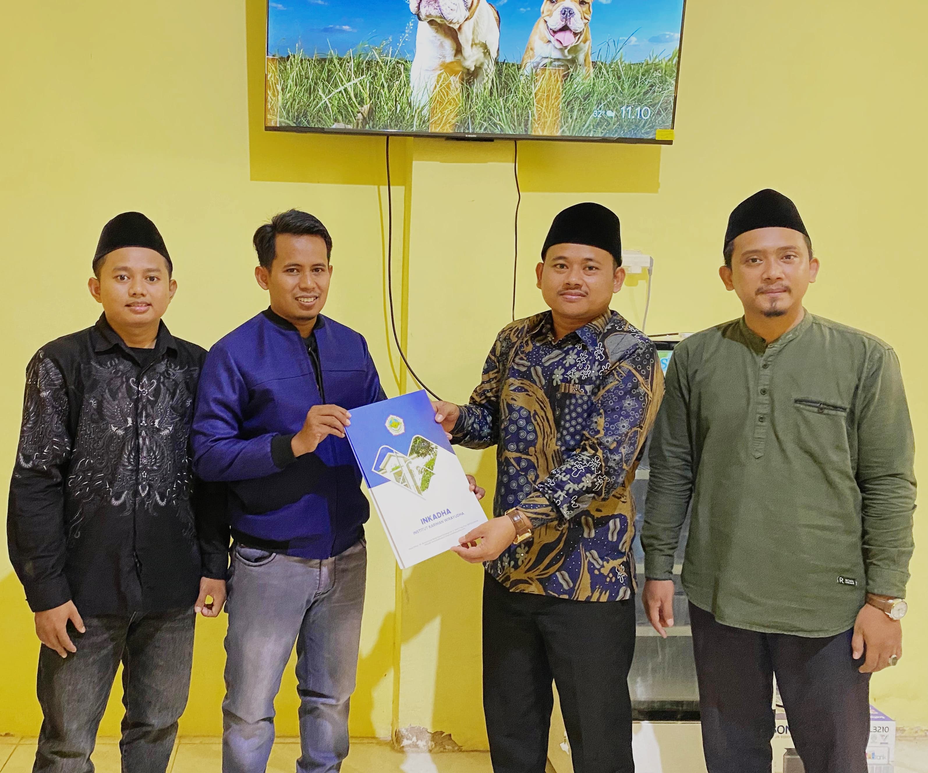 BERSINERGI: Ketua Umum PGMNI Jawa Timur Moh.&nbsp;Ali Muhsin (dua dari kiri) menyerahkan dokumen kerja sama kepada Rektor Inkadha&nbsp;Zainollah di Kampus Inkadha, Kabupaten Sumenep, Jumat (29/11).