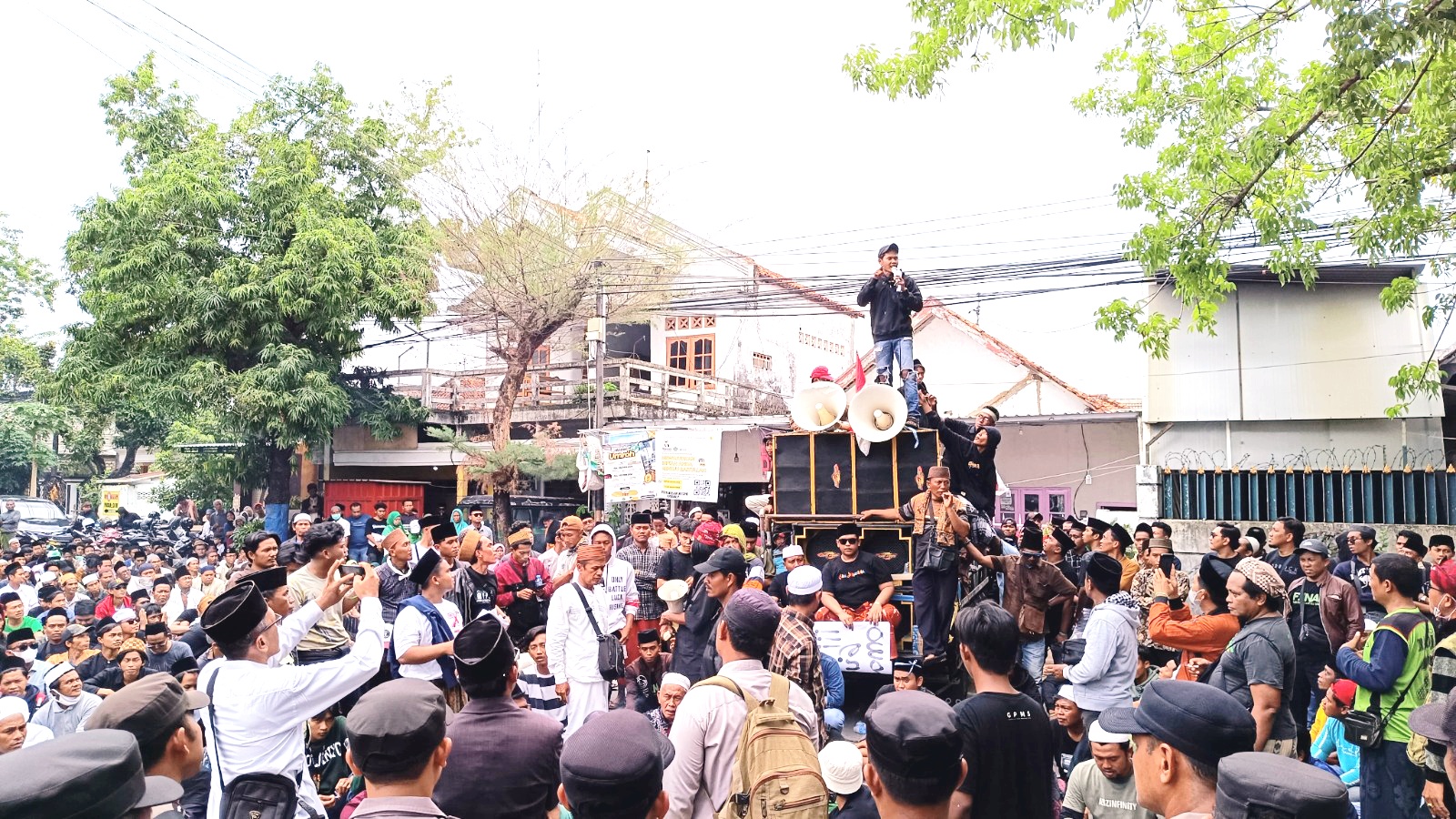 MENUNTUT KEADILAN: Massa pendukung paslon nomor urut 1 berunjuk rasa di depan kantor Bawaslu Sumenep Kamis (5/12). (MOH. LATIF/JPRM)