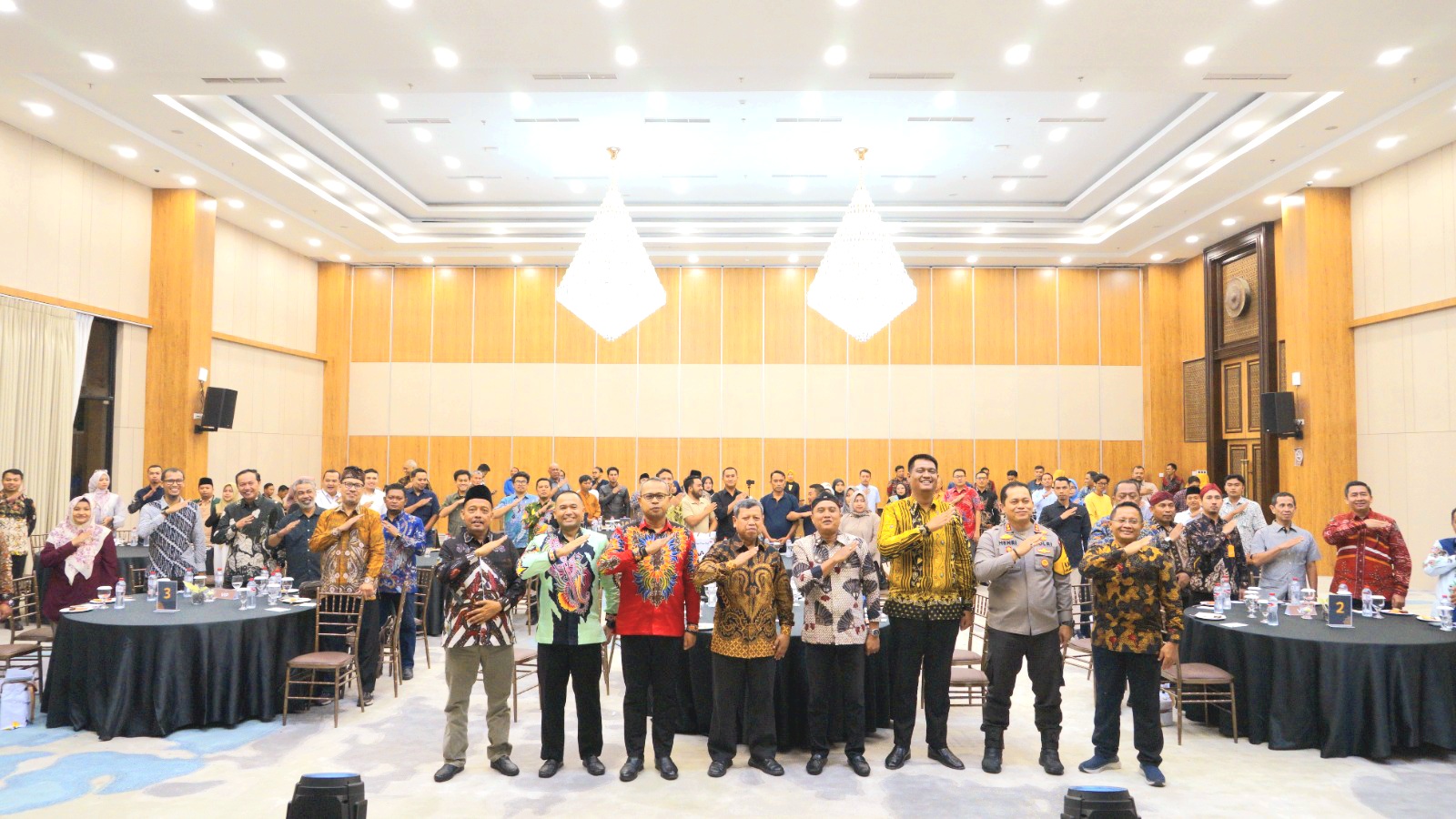 APRESIATIF: Kepala KPP Pratama Pamekasan Rahmat Basuki berfoto bersama Forkopimda Sumenep, wajib pajak, dan peserta Tax Gathering & Public Hearing di Aula Hotel Myze Sumenep, Rabu (4/12) malam.