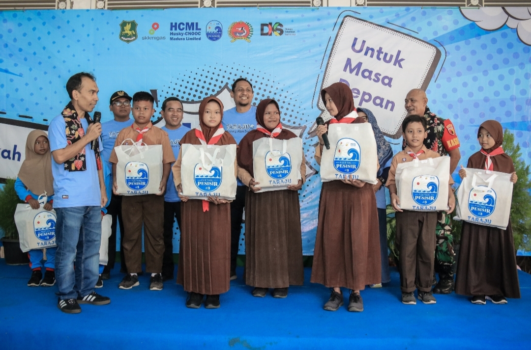 HCML PEDULI: Head of Site Relations HCML, Ali Aliyuddin berbincang dengan siswa penerima program HCML untuk Masa Depan di acara pembukaan Festival Pesisir 3 di Desa Lobuk, Bluto, Sumenep (7/12).