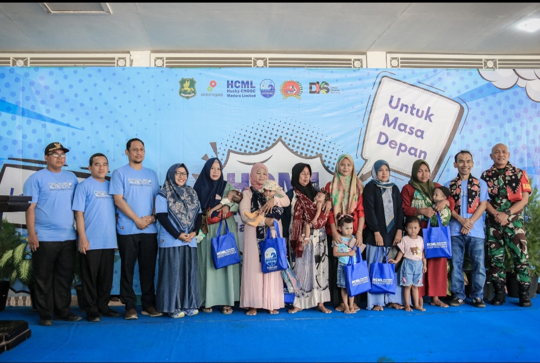 FOTO BERSAMA: Kasdim 0827/Sumenep, Perwakilan HCML, Kadisdik, Dinkes Sumenep dan Kepala Desa Lobuk, Bluto bersama anak yatim di acara Langkah Baik HCML pada Sabtu (7/12).